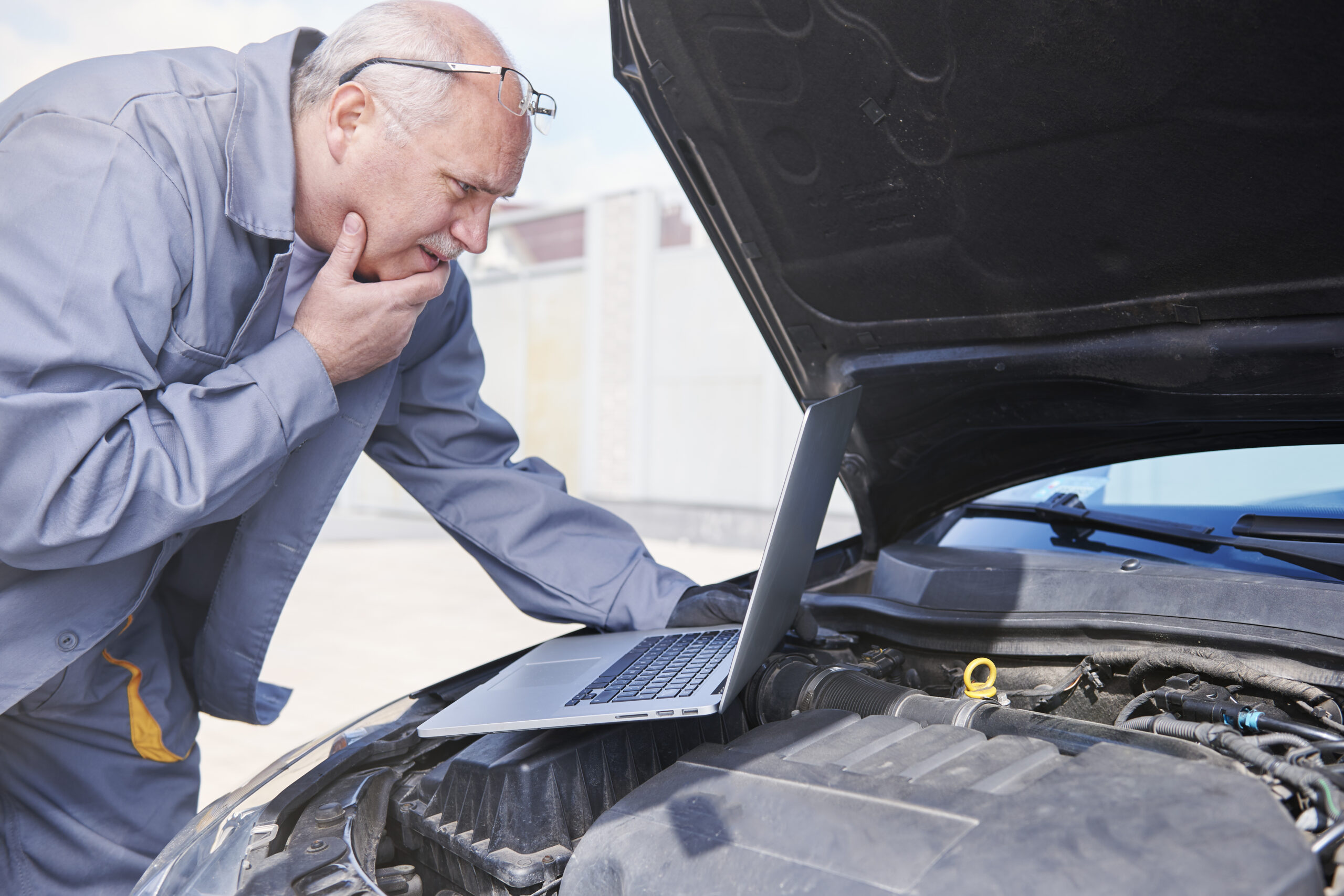 Common Engine Problems Dubai Drivers Face & How to Fix Them